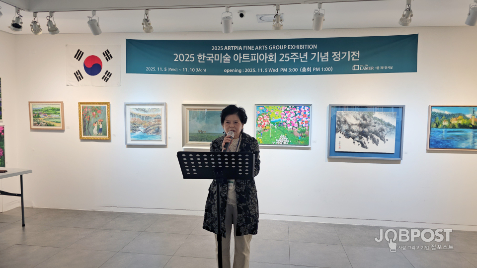 한국미술아트피아회 홍승욱 회장이 인사말을 하고 있다(사진=정경호 기자)