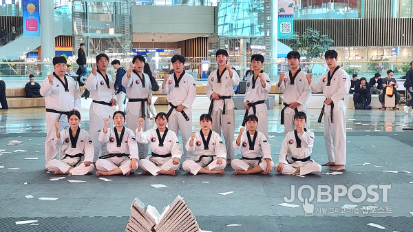1일, 인천국제공항 제2여객터미널 노드광장에서 ‘K-Artport TAEKWONDO’ 시범공연을 마친 아수라태권도시범단이 무대 앞에서 단체사진을 촬영하고 있다. 아수라태권도시범단은 2019년 창단한 초·중·고·대학생으로 구성된 태권도 시범 전문 공연단이다.[사진=양동주 기자]