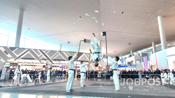 1일, 인천국제공항 제2여객터미널 노드광장에서 열린 ‘K-Artport TAEKWONDO’ 공연에서 아수라태권도시범단 단원이 공중격파 시범을 선보이고 있다. 아수라태권도시범단은 2019년 창단한 초·중·고·대학생 중심의 태권도 시범 전문 공연단이다.더 상세한 버전(감독·코치진 이름 포함), 또는 더 짧은 SNS용 캡션도 원하시면 제작해드리겠습니다.
