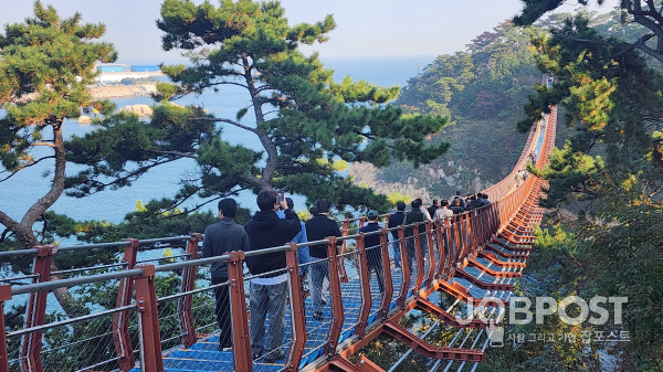 울산 팸투어 참가자들이 울산 동구 대왕암공원에 위치한 '대왕암 출렁다리'(길이 303m)를 건너며 해안 절경을 감상하고 있다.[사진=양동주 기자]