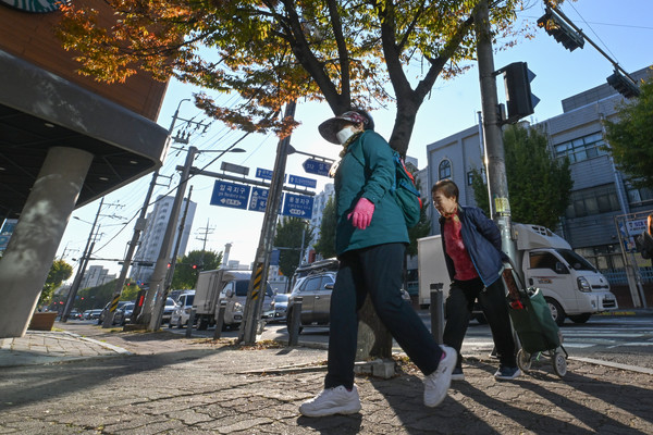 ▲ 광주 북구 운암동 거리에서 시민들이 마스크와 장갑으로 중무장한 채 발걸음을 옮기고 있다. 사진=뉴시스