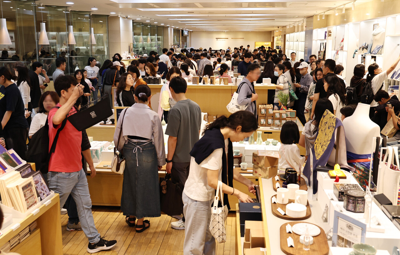 관람객들로 북적이는 국립중앙박물관 공식 굿즈 매장 뮷즈샵. ⓒ뉴스1