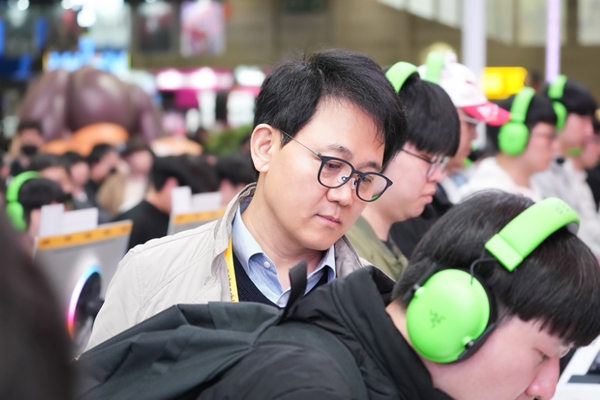 코웨이 인수는 방준혁 넷마블 의장의 ‘신의 한 수’가 됐다. 사진은 14일 부산 해운대 벡스코에서 열린 '지스타 2025'에서 넷마블 부스를 둘러보는 방 의장의 모습. ⓒ넷마블