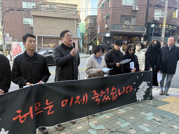 12일 '허프 장례식' 기자회견에서 오창익 인권연대 사무국장이 연대 발언을 하고 있다. ⓒ허프노조