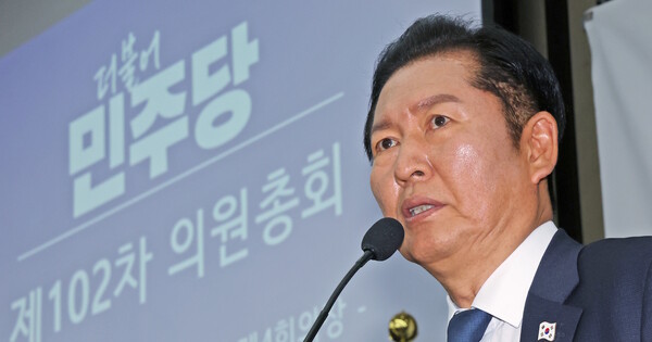 정청래 더불어민주당 대표가 11월27일 오후 국회에서 열린 더불어민주당 의원총회에서 인사말을 하고 있다. ⓒ 뉴스1