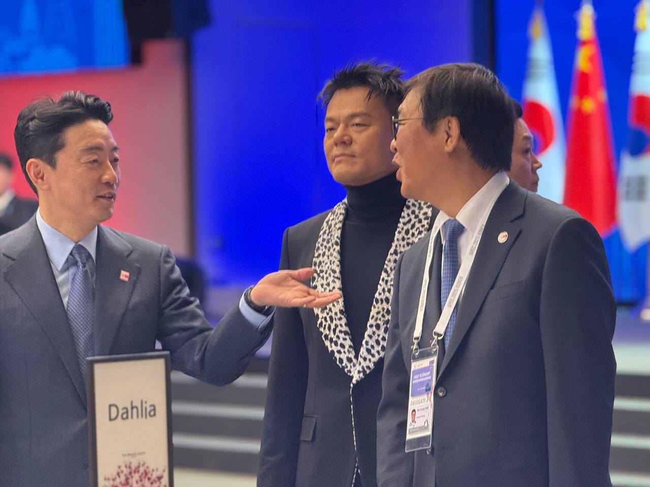 강훈식 비서실장과 박진영 대중문화교류위원회 공동위원장, 최휘영 문화체육관광부 장관 . ⓒ강훈식 페이스북