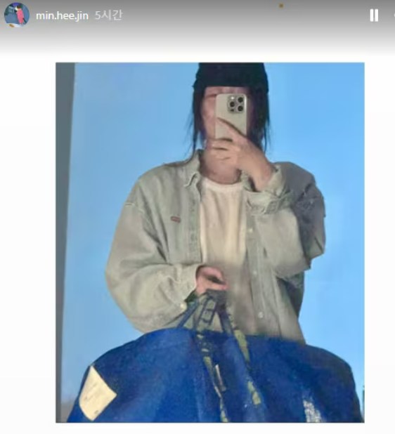 푸른 계열 옷을 입고 사진을 찍은 민희진 전 어도어대표. ⓒSNS