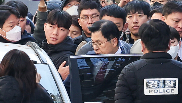 12일 서울 용산구 이태원 동 자택에서 내란특검팀에 의해 체포된 황교안 전 국무총리. ⓒ뉴스1 