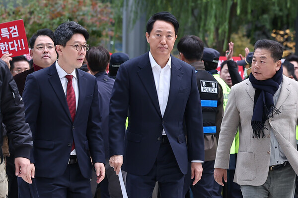 정치자금법 위반 혐의를 받는 오세훈 서울시장이 8일 서울 종로구 KT광화문빌딩에 마련된 김건희 특검(특별검사 민중기) 사무실에 피의자 조사를 받기 위해 출석하고 있다. ⓒ뉴스1 