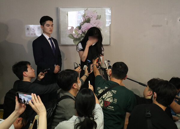 2023년 6월 12일 항소심 선고 공판이 끝난 뒤 피해자가 심경을 밝히는 모습. ⓒ뉴스1
