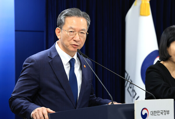 정성호 법무부 장관이 18일 서울 종로구 정부서울청사에서 론스타 ISDS 취소 신청 결과 관련 긴급 브리핑을 하고 있다. ⓒ뉴스1