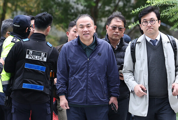 '정치 브로커' 명태균 씨가 8일 서울 종로구 KT광화문빌딩에 마련된 김건희 특검(특별검사 민중기) 사무실에 오세훈 서울시장과의 대질 조사를 위해 참고인 신분으로 출석하고 있다. ⓒ뉴스1 