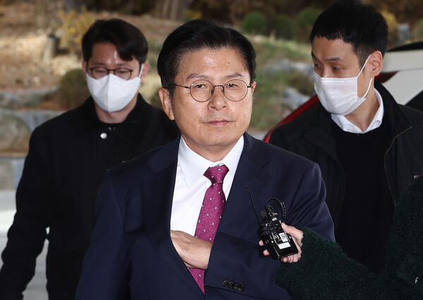 12일 서울 용산구 이태원 동 자택에서 내란특검팀에 의해 체포된 황교안 전 국무총리. ⓒ뉴스1 