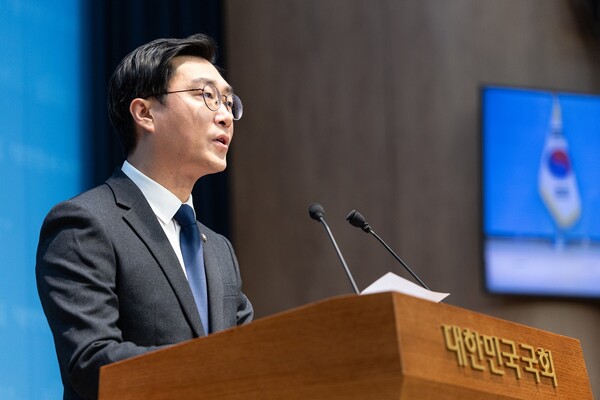 더불어민주당 장경태 의원이 30일 서울 여의도 국회 소통관에서 입장을 밝히고 있다. ⓒ뉴스1 