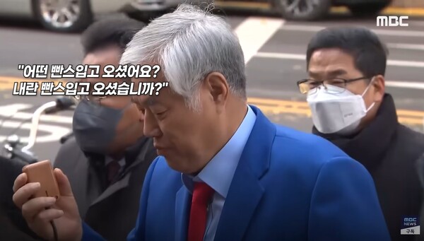 한 유튜버로부터 질문을 받은 전 목사. ⓒMBC 뉴스 캡처 