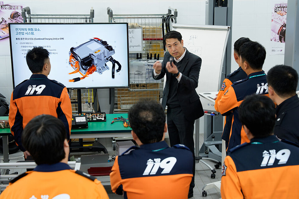 ©AP신문(AP뉴스)/이미지 제공 = BMW그룹코리아 ▲BMW그룹코리아는 지난 20일 인천 영종도 BMW 드라이빙 센터에서 인천소방대원을 대상으로 전기차 화재 대응 역량 강화를 위한 전기차 소방 교육∙훈련을 실시했다.