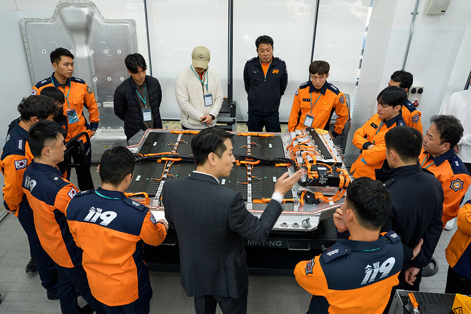 ©AP신문(AP뉴스)/이미지 제공 = BMW그룹코리아 ▲BMW그룹코리아는 지난 20일 인천 영종도 BMW 드라이빙 센터에서 인천소방대원을 대상으로 전기차 화재 대응 역량 강화를 위한 전기차 소방 교육∙훈련을 실시했다.