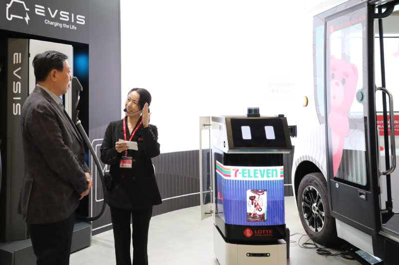 3일 일본 도쿄 빅사이트에서 열린 ‘저팬 모빌리티쇼 2025’에서 신동빈 롯데 회장(왼쪽)이 롯데관을 방문해 자율주행 기술 등에 관한 설명을 듣고 있다. 롯데지주 제공.