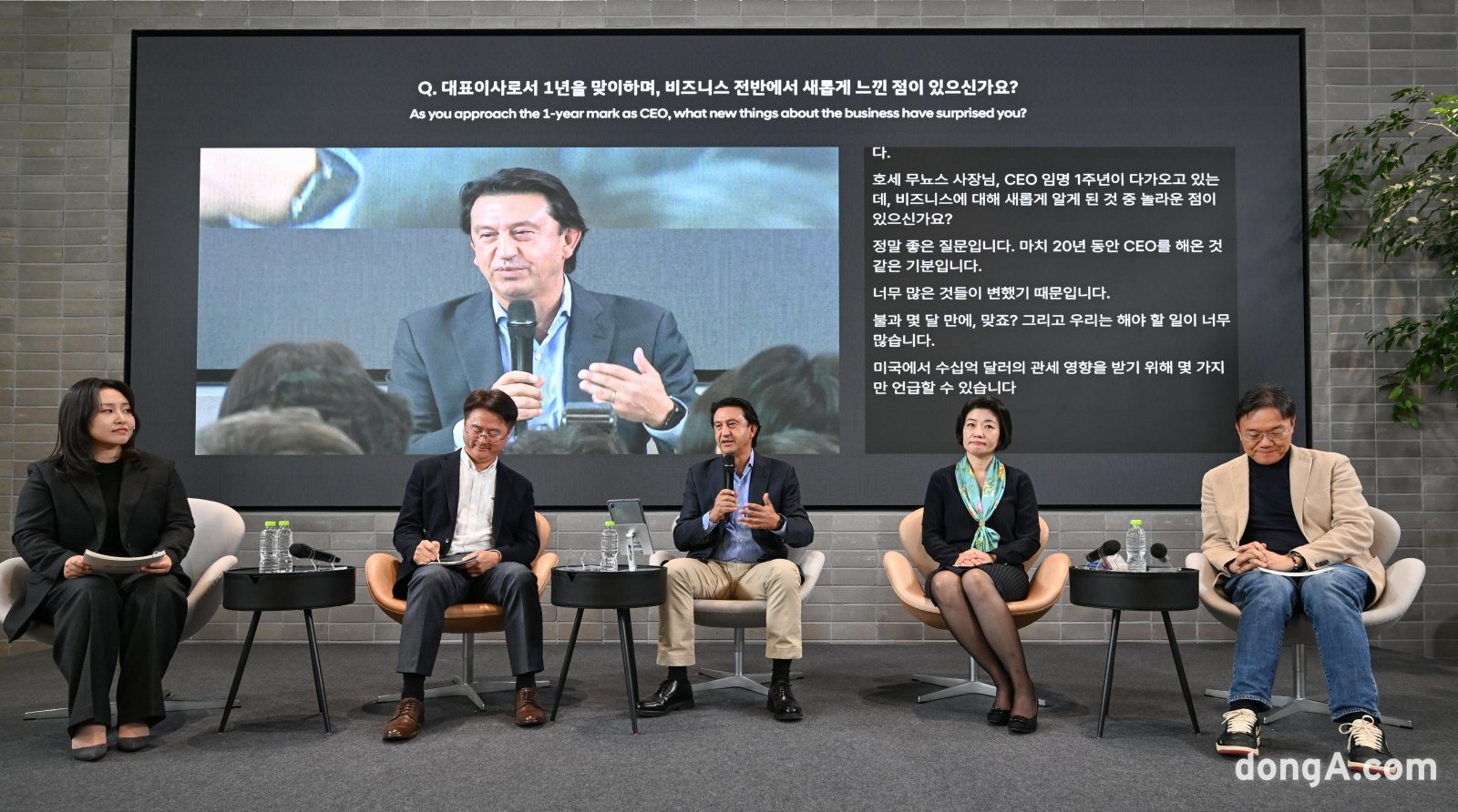 호세 무뇨스 현대차 사장(왼쪽 세 번째)과 이영호 글로벌사업관리본부 부사장(왼쪽 두 번째), 김혜인 HR본부 부사장(오른쪽 두 번째), 김창환 전동화에너지솔루션담당 부사장(오른쪽 첫 번째)이 타운홀 미팅에서 직원들과 소통하고 있다.