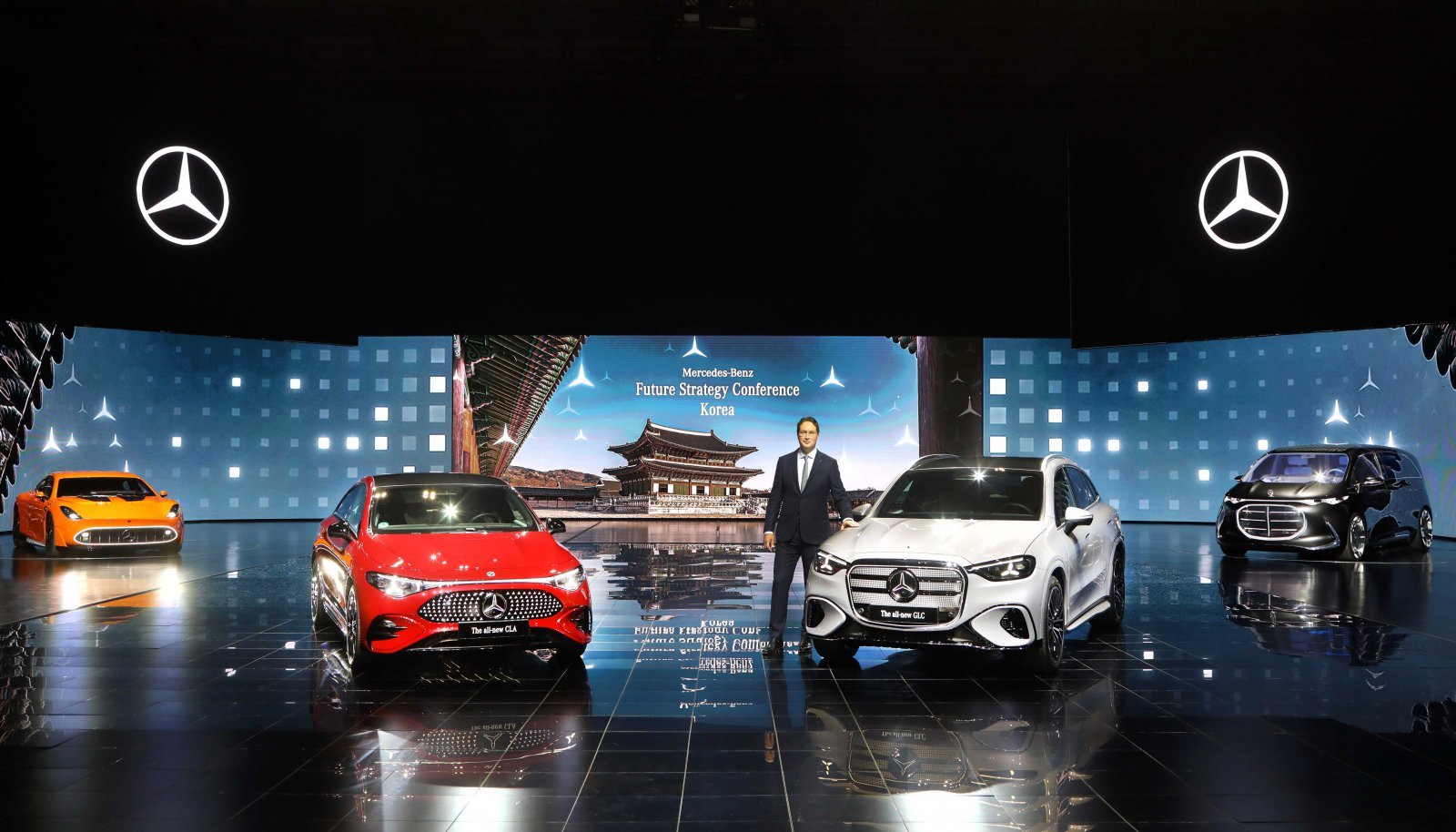 올라 칼레니우스 메르세데스-벤츠 그룹 AG 이사회 의장 겸 CEO가 14일 인천 중구 파라다이스시티에서 발표한 미래전략 간담회에서 내년 출시할 신차 2종과 콘셉트카 2종을 공개하고 있다. 메르세데스-벤츠 제공