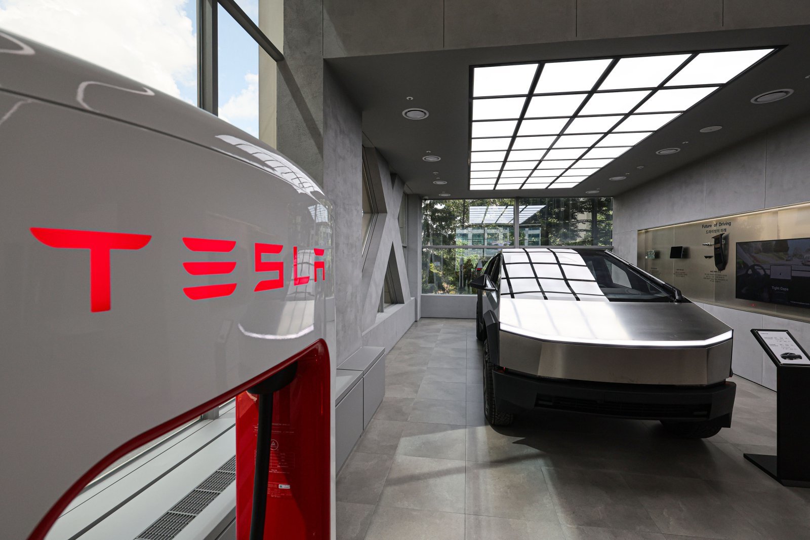 29일 서울 시내 테슬라 스토어에 사이버트럭이 전시되어 있다.  테슬라는 오늘부터 전기 픽업트럭 사이버트럭을 한국 시장에 공식 출시한다. 2023년 말 미국에서 첫 선을 보인 지 약 1년 반 만이다. 라인업은 사륜구동(AWD)과 고성능 ‘사이버비스트’ 두 가지다. 2025.08.29 뉴시스