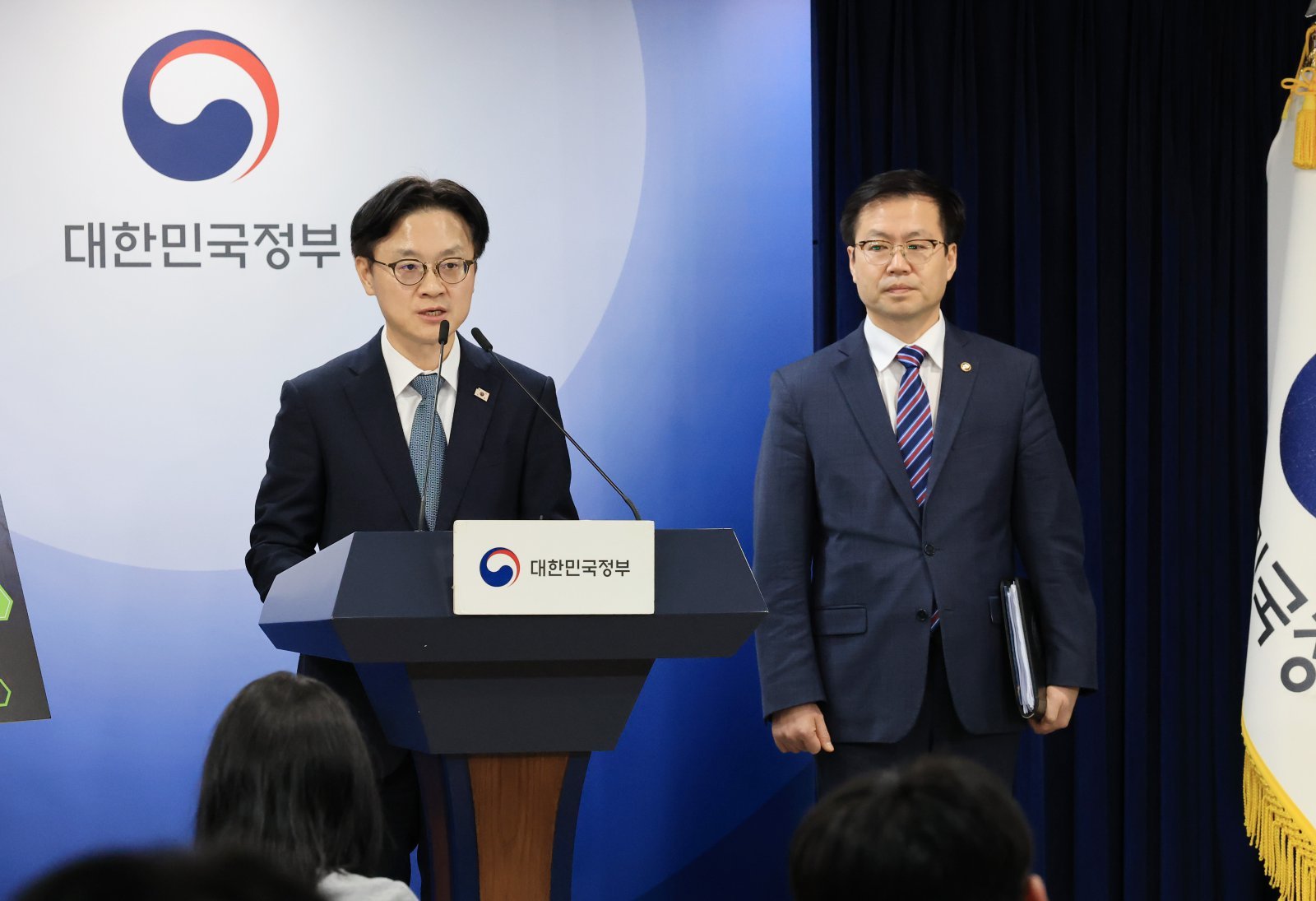 김정관 산업통상부 장관과 여한구 통상교섭본부장이 14일 서울 종로구 정부서울청사에서 한미 관세협상 팩트시트 및 MOU 관련 브리핑을 하고 있다. 2025.11.14/뉴스1