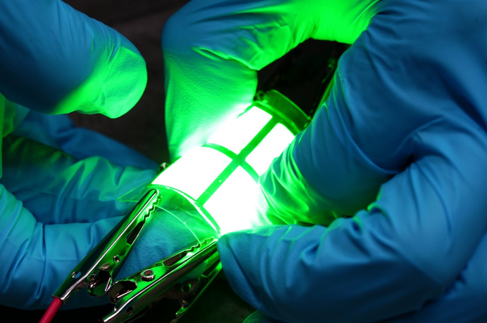 모플랫의 ‘자발광 퀀텀닷 LED(Quantum Dot LED, 양자점 발광 소재)’가 실제로 빛을 내는 모습. 모플랫 제공