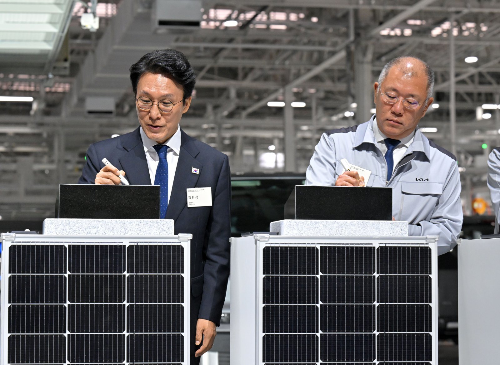 14일 경기 화성시에서 진행된 기아 ‘이보 플랜트’ 이스트동 준공식 및 웨스트동 기공식에 참석한 김민석 국무총리(왼쪽)와 정의선 현대차그룹 회장이 표지석에 서명을 하고 있다. 사진공동취재단