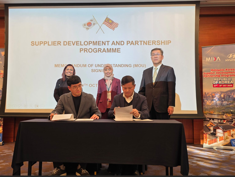 자하바르니사 하지 모히딘 현대자동차 말레이시아 법인장(사진 뒤 왼쪽), 수디아나 무하마드 나와티 말레이시아 투자진흥청(MIDA) 운송 기술 부문 부국장(사진 뒤 중앙), 강규원 현대자동차 말레이시아 제조 법인 구매 담당 책임 매니저(사진 뒤 오른쪽) 등 양측 주요 관계자들이 말레이시아 및 한국 벤더 대표들과 양해각서(MOU) 체결 기념 촬영 중이다. (사진=MIDA)