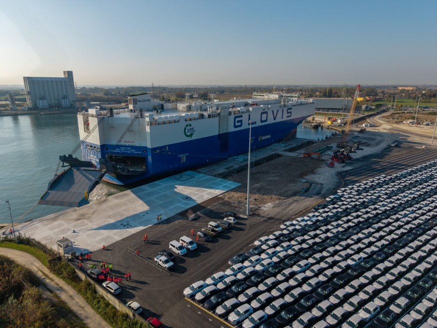 현대글로비스가 폭스바겐이 슬로바키아 브라티슬라바 공장에서 생산한 차량을 이탈리아 베니스항에서 선적해 중국 항만으로 운송하고 있다. (사진=베니스항만청)