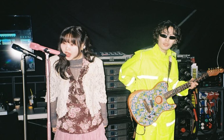  引用：AKMUのSNSアカウント