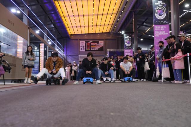 소낙스 페스타 2025에서 소낙스 x BMW 컴페티션에 참가한 참가자들이 BMW 베이비 레이서를 타고 레이싱 대결을 펼치고 있다 사진알레스제공