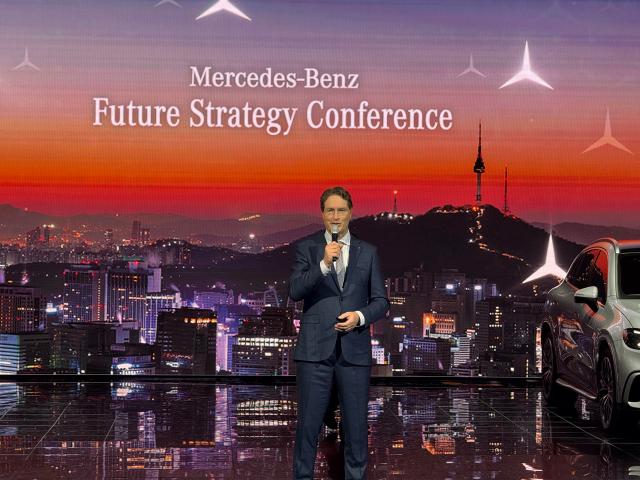 올라 칼레니우스 메르세데스-벤츠 회장이 14일 인천 파라다이스시티에서 미래 전략 간담회에서 발표하고 있다 사진이성진 기자