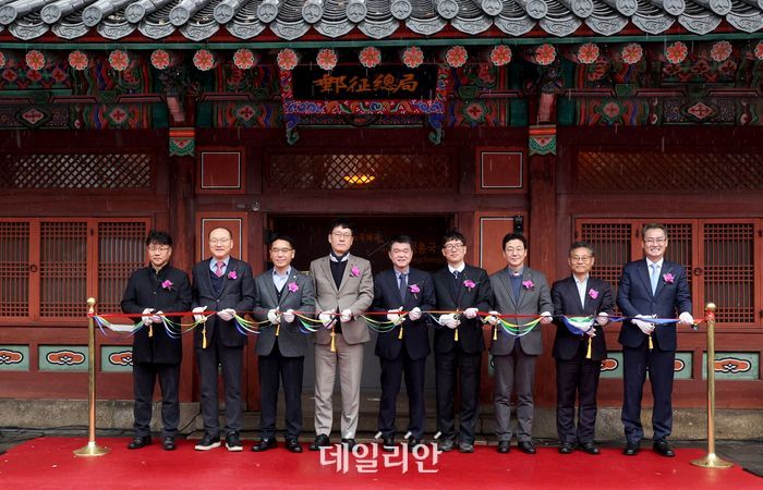 27일 우정총국 재개장식에서 참석한 내빈들이 테이프커팅을 하고 있다.ⓒ우정사업본부