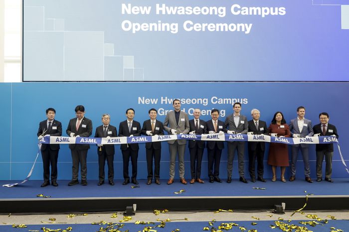 12일 ASML 화성뉴캠퍼스 준공식에서 주요 내빈들이 테이프 커팅을 하고 있다. ⓒ화성시 제공