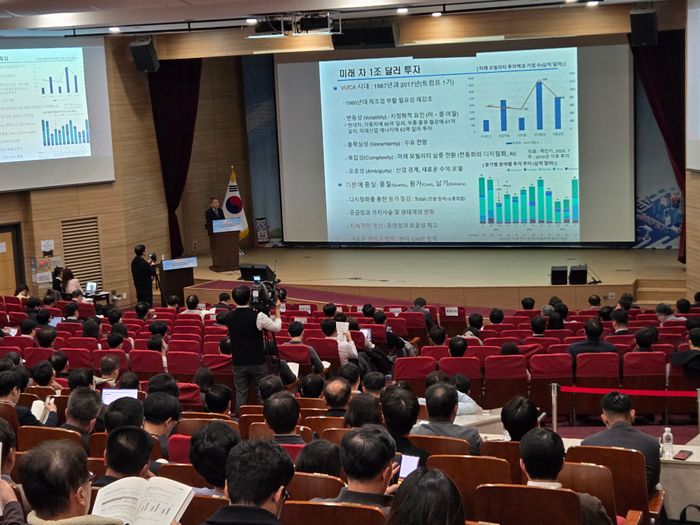 이항구 한국자동차연구원 연구위원이 26일 서울 여의도 국회의원 회관에서 발표하고 있다. ⓒ데일리안 정진주 기자