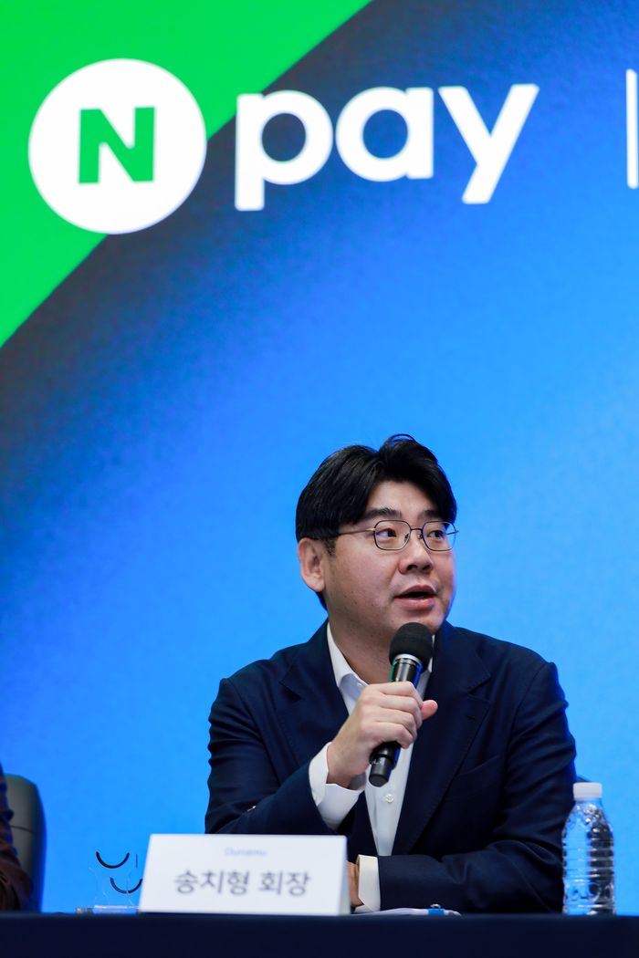 송치형 두나무 회장이 27일 네이버 사옥인 1784에서 열린 기자 간담회에서 기자의 질의에 대답하고 있다. ⓒ두나무