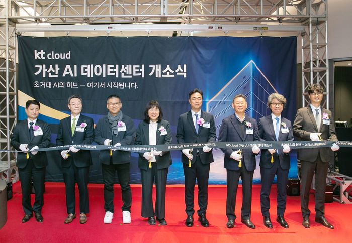 가산 AI 데이터센터 개소식을 기념해 테이프 커팅을 진행하고 있다.kt cloud 허영만 DC본부장(우측부터), KT 오승필 기술혁신부문 부사장, KT 안창용 Enterprise부문 부사장, kt cloud 최지웅 대표이사, 현대자동차 진은숙 부사장, 현대오토에버 양승도 상무, 퍼시픽자산운용 홍창민 대표이사, DL건설 여성찬 대표이사.ⓒkt cloud