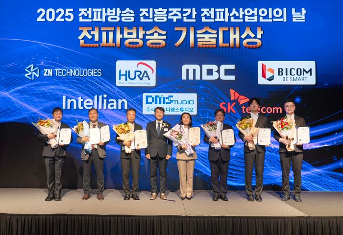 12일 웨스틴 서울 파르나스에서 열린 제26회 전파방송 기술대상 시상식에서 최우혁 과학기술정보통신부 네트워크정책실장과 전파방송 기술대상 수상자들이 기념 촬영을 하고 있다. ⓒSK텔레콤