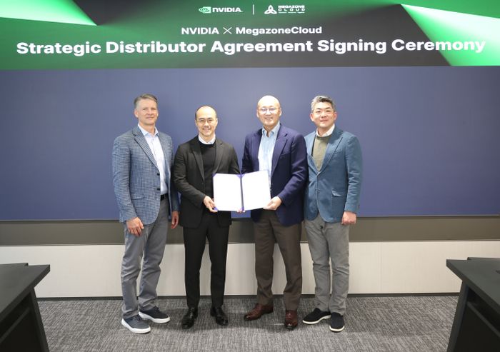 13일 과천 메가존산학연센터에서 열린 총판 계약 체결식에서 (왼쪽부터) 엔비디아 제프 팬처 글로벌 총판 총괄, 엔비디아 코리아 정소영 대표, 메가존클라우드 염동훈 대표, 황인철 CRO가 기념촬영을 하고 있다.ⓒ메가존클라우드