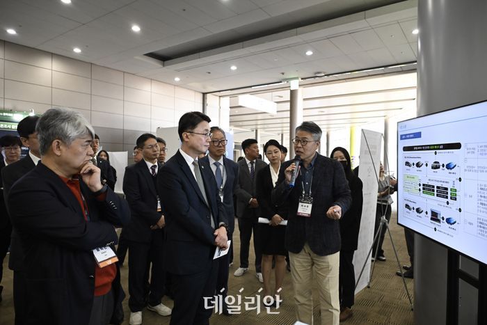 류제명 과학기술정보통신부 제2차관이 4일 서울 강남구 코엑스에서 열린 2025 블록체인 진흥주간×웹 3.0 콘퍼런스에 참석해 전시부스에서 설명을 듣고 있다.ⓒ과학기술정보통신부