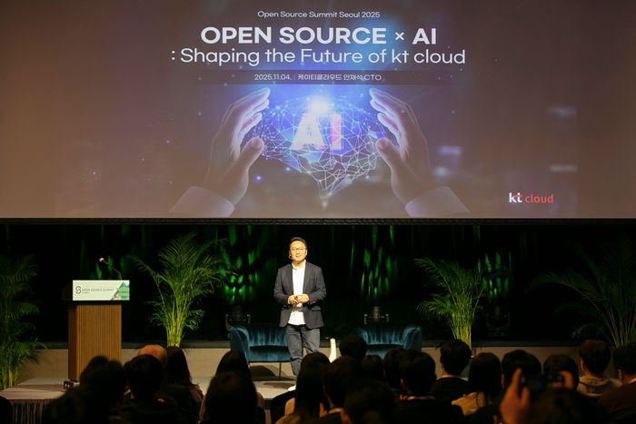 kt cloud 안재석 기술본부장이 4일 열린 ‘오픈소스 서밋 코리아 2025’에서 키노트 발표를 하고 있다.ⓒkt cloud