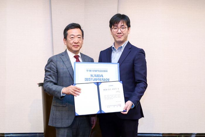 (왼쪽부터) KAIDA 정윤영 부회장,가천대학교 기계공학부 이기범 부교수가 지난 20일 쉐라톤 그랜드 인천 호텔 3층 그랜드볼룸에서 열린 ’2025 한국자동차안전학회(KASA) 추계학술대회’ 시상식에서 기념촬영을 하고 있다.ⓒ한국수입자동차협회