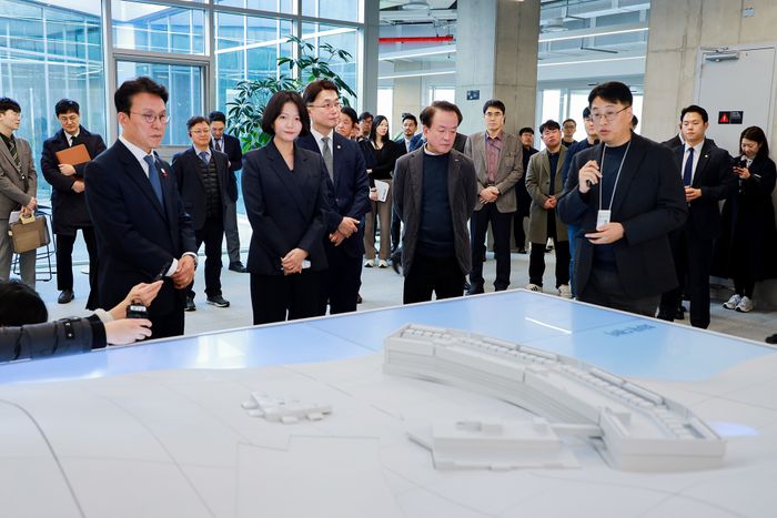 27일 ‘각 세종’에 적용된 네이버의AI인프라 기술에 대한 노상민 네이버클라우드 데이터센터장(오른쪽)의 설명을 듣고 있는 김민석 국무총리와 네이버 최수연 대표.ⓒ네이버