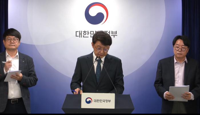 최우혁 과기부 네트워크정책실장이 6일 ‘KT 침해사고에 대한 중간 발표’ 브리핑을 하고 있다.온라인e브리핑 캡처