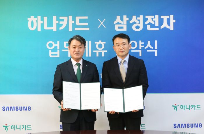18일 서울 중구 하나금융그룹 명동사옥에서 열린 업무 협약식에서 삼성전자 디지털월렛팀장 채원철 부사장(오른쪽)과 하나카드 성영수 대표이사가(왼쪽) 기념 사진을 촬영하고 있다.ⓒ삼성전자
