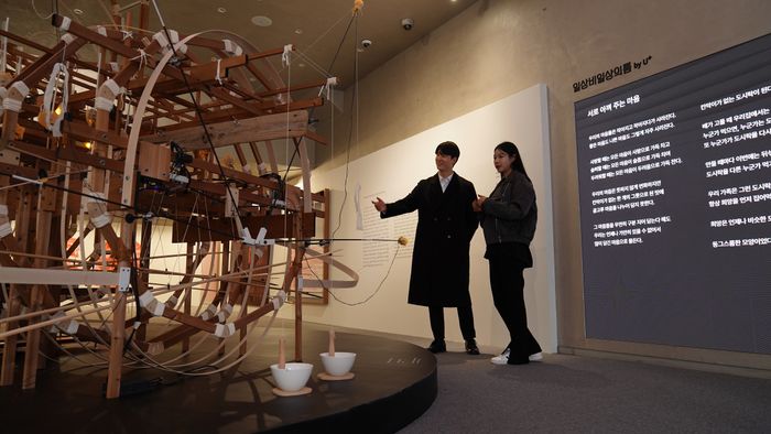 LG유플러스 모델이 전시공간을 소개하는 모습.ⓒLG유플러스