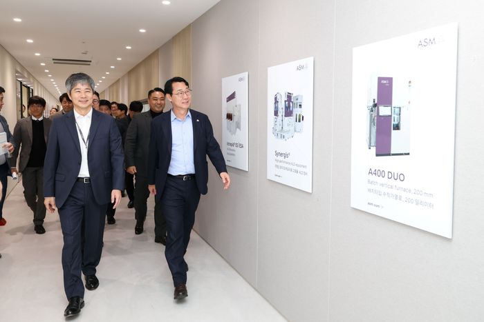 정명근 화성특례시장이 ASM 혁신제조센터 내부를 둘러보고 있다. ⓒ화성시 제공