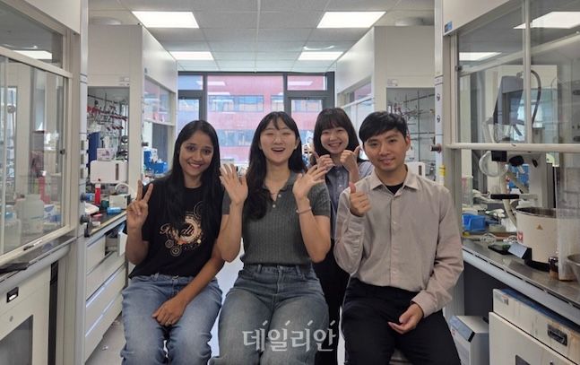 왼쪽부터 니투 싱(Neetu Singh) 박사, 임하늘 석박사통합과정, 권성연 IBS 박사, 뒤쪽 백윤정 교수 ⓒKAIST