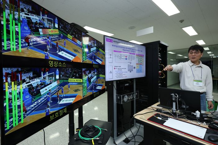 LG유플러스 임직원이 안양사옥 방송센터에서 ‘히트리스 프로텍션’ 기술을 시연하고 있는 모습ⓒLG유플러스